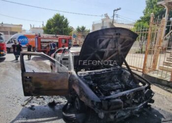 Αυτοκίνητο με αέριο πήρε φωτιά και κατέληξε άμορφη μάζα- Ο παππούς με το 5χρονο εγγόνι του μέσα (φωτο)