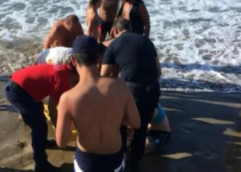 Γέφυρα σωτηρίας για να σωθεί 4χρονο αγγελούδι που κατέρρευσε σε παραλία της Χαλκιδικής (video)