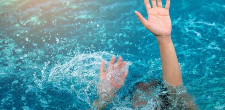 Τραγωδία: Αδερφάκια που πvίγηκαν βρέθηκαν αγκαλιασμένα στον βυθό (φωτο)