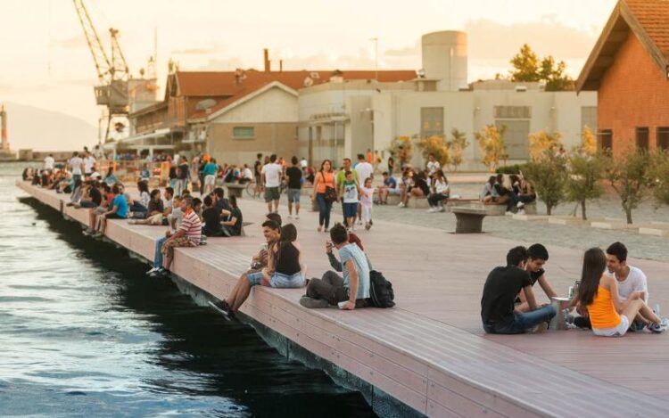 Θεσσαλονίκη: Νεαρός ξυλοκόπησε τουρίστα επειδή μιλούσε στη σύντροφό του – Δάγκωσε και λιμενικό