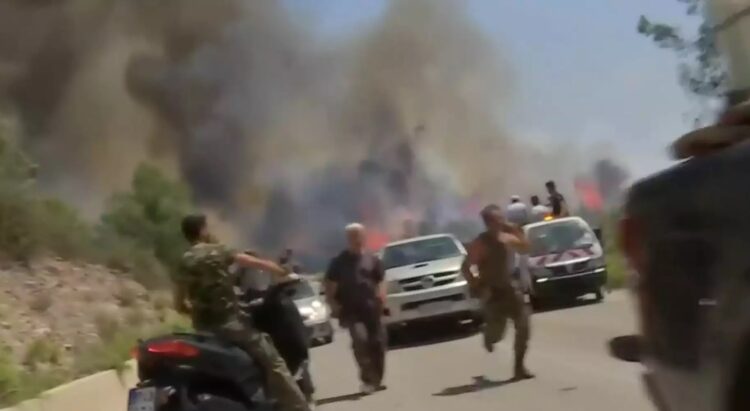 Η στιγμή που το συνεργείο της ΕΡΤ στην Ρόδο τρέχει να σωθεί από τις φλόγες – Συγκλονιστικό βίντεο