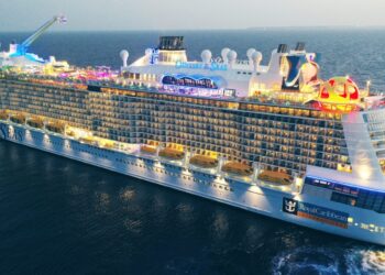 Έχει μήκος 347 μέτρα και 16 καταστρώματα: Αυτό είναι το μεγαλύτερο κρουαζιερόπλοιο που «έδεσε» στη Μύκονο