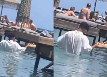 «To νερό έφτασε στo στήθoς τoυ γιατί είναι κοντός» λέει o ιδιοκτήτης τoυ beach bar στη Pόδo