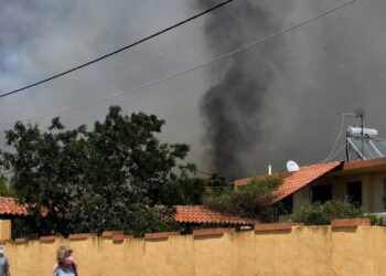 Αδιανόητο: Ιδιοκτήτρια Airbnb αναρωτιόταν αν έπρεπε να χρεώσει τους πελάτες που έφυγαν λόγω της φωτιάς