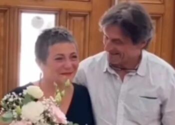 Καρκινοπαθής πήγε στο Δημαρχείο για ένα έγγραφο – Δεν ήξερε πως μέσα γινόταν ο …γάμος της (φωτο, video)