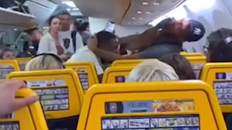 Άγριο ξύλο σε πτήση της Ryanair για Λονδίνο, βίντεο από τον χαμό μέσα στο αεροπλάνο