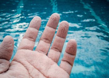 Όταν κάνεις μπάνιο: Τι δείχνει για την υγεία σου αν τα δάχτυλά σου μουλιάζουν γρήγορα στο νερό