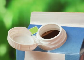 Η ερώτηση που ταλανίζει: Γιατί άλλαξαν τα καπάκια στα πλαστικά μπουκάλια