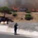 Μεγάλη φωτιά στο Νέο Κουβαρά δίπλα σε σπίτια – Εκκενώνεται η περιοχή Πέτα προς Κερατέα, ισχυροί άνεμοι πνέουν στην περιοχή