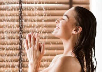 Δερματολόγοι προτείνουν πόσο συχνά πρέπει να κάνουμε μπάνιο και ο κόσμος έχει διχαστεί