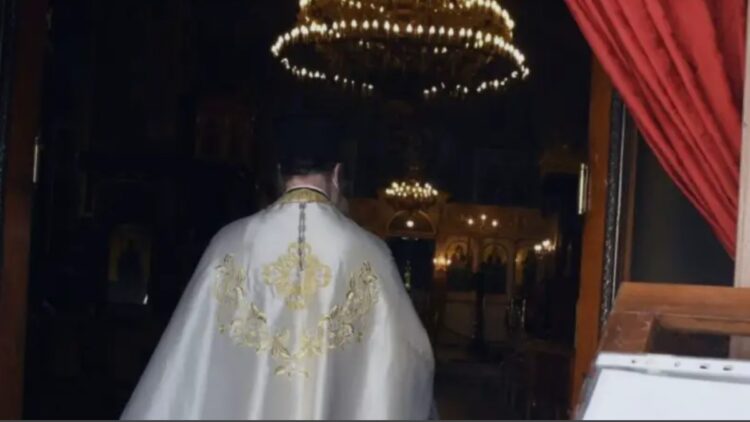 ”Προδότη, πουλημένε, νεοταξίτη”: Άγριο επεισόδιο για τις νέες ταυτότητες-45χρονη Ενορίτισσα χαστούκισε 66χρονο ιερέα μπροστά στον κόσμο