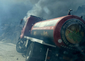 Άνδρος: Συγκλονισμένος ο οδηγός υδροφόρας που άρπαξε φωτιά – «Έβλεπα μόνο κόκκινο, νόμιζα ότι ήρθε το τέλος»