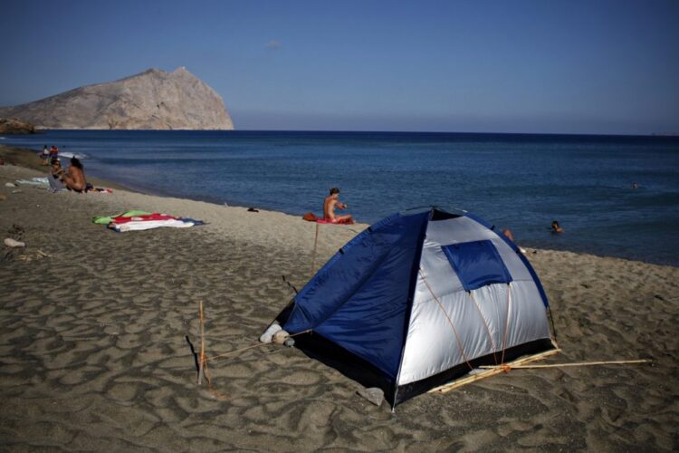 Σοκαριστικό τροχαίο σε κάμπινγκ: Αυτοκίνητο καταπλάκωσε σκηνή με μωρό μέσα, 9 τραυματίες (φωτο, video)