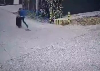 Σοκαριστικό βίντεο δείχνει ύποπτο να μεταφέρει 8χρονη σε βαλίτσα – Την απήγαγε από το σπίτι της (video)