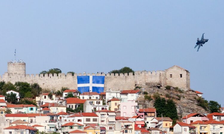 Καταδίωξη και Νέα σύλληψη για τον Βούλγαρο που κατέβασε την ελληνική σημαία και ύψωσε τη βουλγάρικη στην Καβάλα