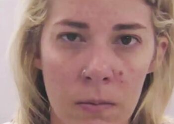 Μητέρα συνελήφθη για το βιaσμό διδύμων 15χρονων – Τη βρήκαν γuμνή με τον ανήλικο κάτω από το κρεβάτι