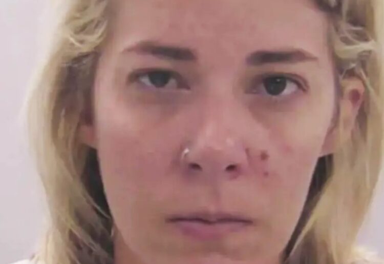 Μητέρα συνελήφθη για το βιaσμό διδύμων 15χρονων – Τη βρήκαν γuμνή με τον ανήλικο κάτω από το κρεβάτι