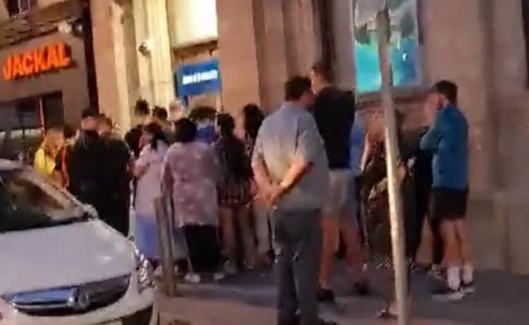 Χαμός στις Τράπεζες! Που βγάζουν ”Αβέρτα” λεφτά τα ΑΤΜ! Ουρές για να προλάβουν