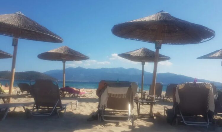 Η απάντηση του beach bar στη Χαλκιδική: «Για τα παιδιά επιτρέπουμε τα πάντα – Η κυρία είχε φέρει παστίτσιο και έτρωγε με τον άνδρα της»