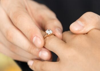 «Αγαπητή μου Χριστίνα, μπορείς να πας στη Μύκονο και να…..»-Χώρισε την «άπιστη» σύντροφό του με ομιλία στην δεξίωση του Αρραβώνα ![video]