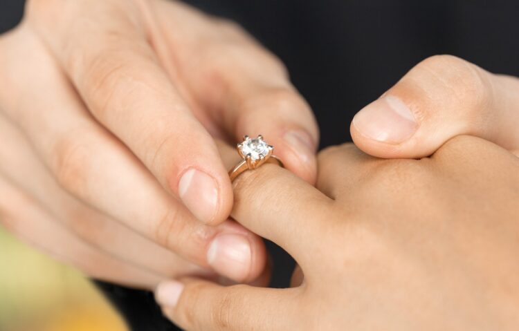 «Αγαπητή μου Χριστίνα, μπορείς να πας στη Μύκονο και να…..»-Χώρισε την «άπιστη» σύντροφό του με ομιλία στην δεξίωση του Αρραβώνα ![video]