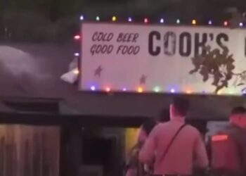 Αστυνομικός ήθελε να σκοτώσει τη γυναίκα του μέσα σε μπαρ – 4 νεκροί, 6 τραυματίες