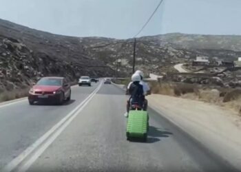 Viral το δικάβαλο στη Μύκονο – Εκείνος στο τιμόνι του σκούτερ κι εκείνη τσουλάει τη βαλίτσα στον δρόμο