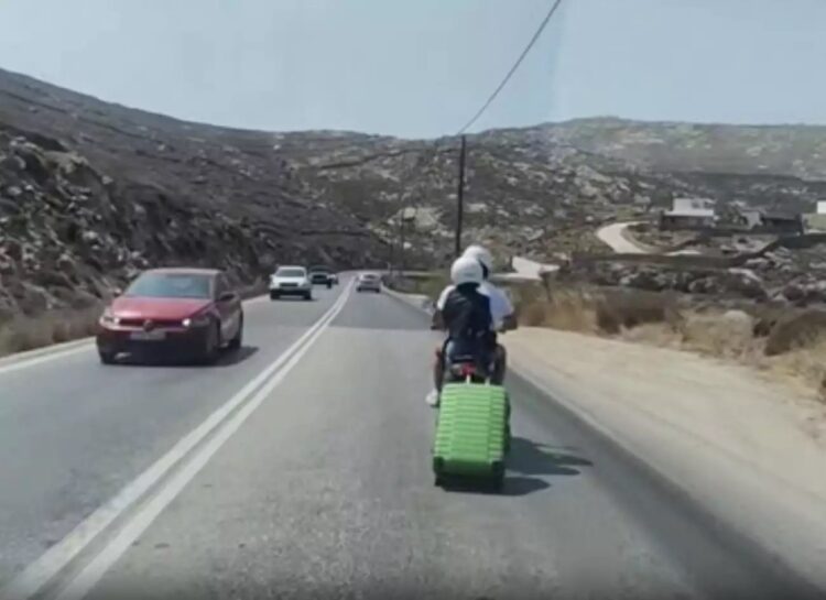 Viral το δικάβαλο στη Μύκονο – Εκείνος στο τιμόνι του σκούτερ κι εκείνη τσουλάει τη βαλίτσα στον δρόμο