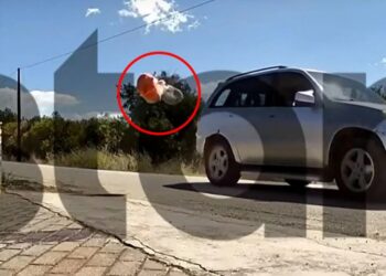 Η στιγμή που Δήμαρχος πετά σκουπίδια και περιττώματα έξω από το σπίτι του αντιπάλου του