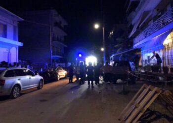 Λάρισα: Βαριά τραυματισμένος 63χρονος που έπεσε από το μπαλκόνι του – Είχε βγει να διαμαρτυρηθεί για φασαρία στον κάτω όροφο[Φωτογραφίες]