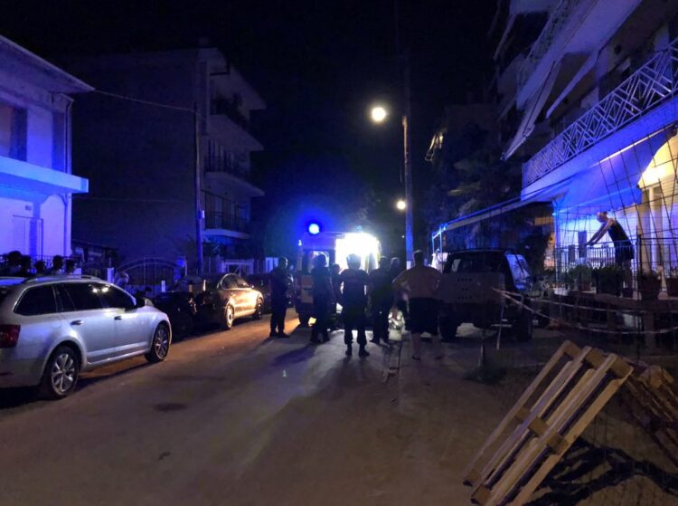 Λάρισα: Βαριά τραυματισμένος 63χρονος που έπεσε από το μπαλκόνι του – Είχε βγει να διαμαρτυρηθεί για φασαρία στον κάτω όροφο[Φωτογραφίες]