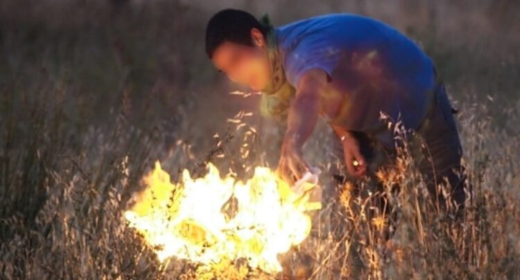 Σοκ στη Λάρισα: Συνέλαβαν επ’ αυτοφώρω 70χρονο άνδρα να επιχειρεί να βάλει φωτιά σε κατοικημένη περιοχή!