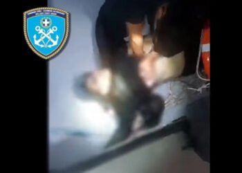 Σάμος: Η στιγμή που Λιμενικοί σώζουν βρέφος με ΚΑΡΠΑ – Συγκλονιστικό βίντεο