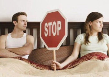 Ο άντρας μου κάνει ό,τι του λένε οι γονείς του. Του έκοψα το σ#ξ για να τον συνετίσω. Τί να κάνω;