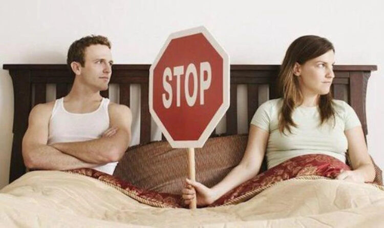 Ο άντρας μου κάνει ό,τι του λένε οι γονείς του. Του έκοψα το σ#ξ για να τον συνετίσω. Τί να κάνω;