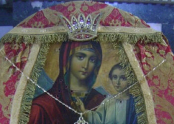 Αυτή είναι η εικόνα της Παναγίας που δέχτηκε 55 σφαiρες και το πρóσωπó Της έμεινε αλώβητο!