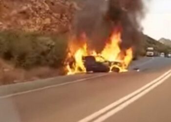Κάηκε ζωντανή σε αυτοκίνητο μετά από τροχαίο στη Φωκίδα – Φωτιά μετά από σφοδρή σύγκρουση