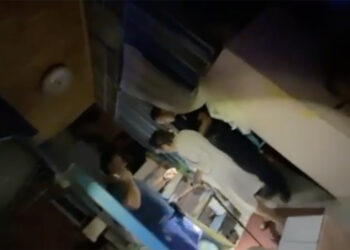 Συγκινητικό βίντεο: Η κυρία Τούλα ήθελε να φτιάξει καφέ στους αστυνομικούς που την απεγκλώβισαν από το σπίτι της