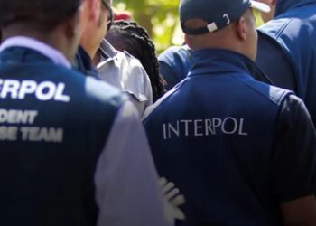 Η Interpol ενεργοποίησε «μαύρο συναγερμό» για νεκρό αγόρι που βρέθηκε τυλιγμένο με αλουμινόχαρτο στον Δούναβη