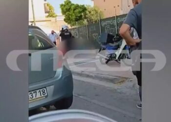 Κολωνός: H στιγμή που ο ληστής έχει δεχτεί τους πυροβολισμούς και κείτεται στο έδαφος