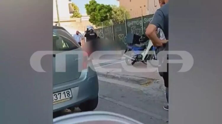 Κολωνός: H στιγμή που ο ληστής έχει δεχτεί τους πυροβολισμούς και κείτεται στο έδαφος