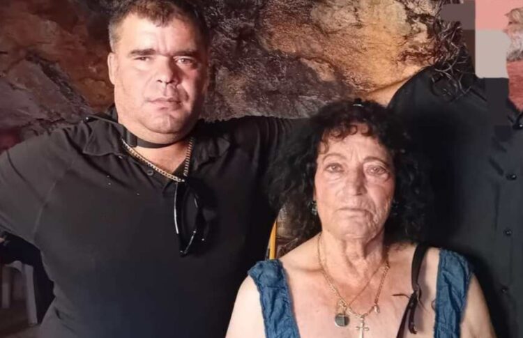 Κράτησε τον Λόγο του! Ο 41χρονος Κωστής δεν αφήνει Αστεφάνωτη την 82χρονη Παρασκιώ-”Παντρευόμαστε στις 10 Σεπτεμβρίου”