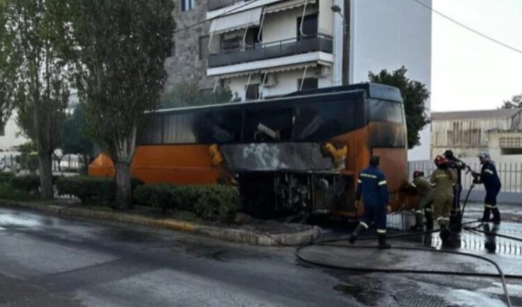 Σκηνές τρόμου στο Μαρκόπουλο: Λεωφορείο του ΚΤΕΛ γεμάτο επιβάτες τυλίχθηκε στις φλόγες