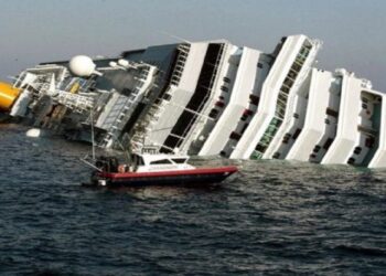 Έσπρωξε τη γυναίκα του για να σωθεί αυτός από το βυθισμένο πλοίο. ΟΛΟΙ τον έκριναν μέχρι που έμαθαν την αλήθεια..