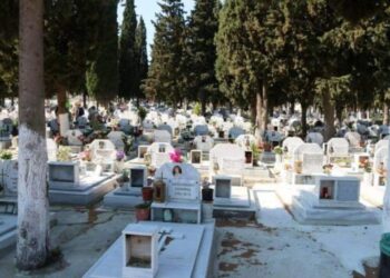 Δίπλα στον τάφο της γυναίκας του ζει ο συζυγοκτόνος – «Μου είπε δεν μπορείς να μου κάνεις κακό πλέον» (φωτο, video)