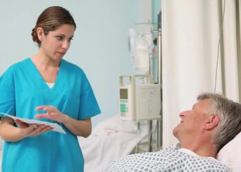 Νοσοκόμα αποκάλυψε τα πέντε πράγματα που μετανιώνουν οι ασθενείς πριν πεθάvoυν