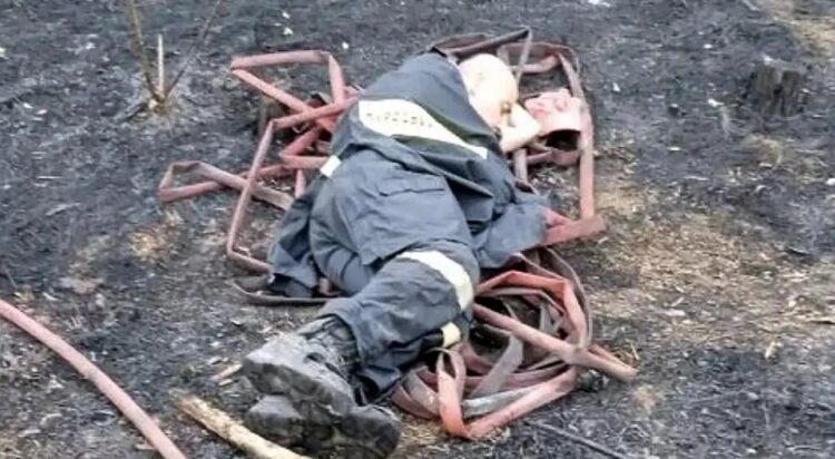 Έβρος: Συγκλονίζει η εικόνα πυροσβέστη που κοιμάται εξουθενωμένος στο έδαφος μετά από μάχη με τις φλόγες