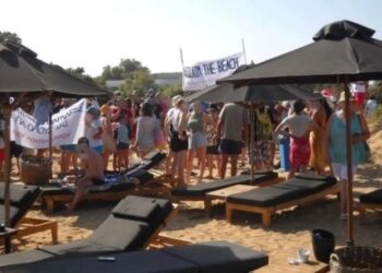 Daily Μail για «κίνημα της πετσέτας»: «Οργισμένοι Έλληνες ξεκίνησαν πόλεμο με τις ξαπλώστρες και διεκδικούν ελεύθερο χώρο στις παραλίες»