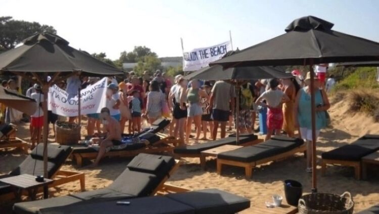 Daily Μail για «κίνημα της πετσέτας»: «Οργισμένοι Έλληνες ξεκίνησαν πόλεμο με τις ξαπλώστρες και διεκδικούν ελεύθερο χώρο στις παραλίες»