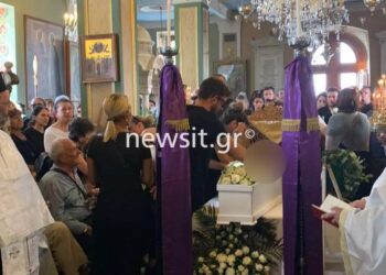 Θρήνος και ένα Τεράστιο ”Γιατί”-Σπaραγμός στην κηδείa του 3χρονου Γιαννάκη στην Τήνο[Φωτογραφίες]